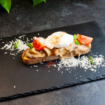 Злаковий тост з грибами та яйцями пашот